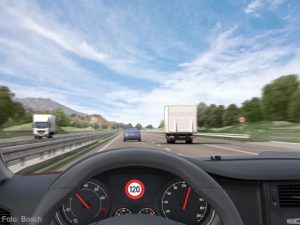 تشخیص علامت ترافیک تشخیص علامت ترافیک، یک سیستم کمک راننده پیشرفته است که می تواند علائم جاده ها را تشخیص داده و اطلاعات مربوطه را در اتومبیل نشان دهد. تشخیص علامت ترافیک با نام دستیار علائم ترافیکی نیز شناخته می شود.